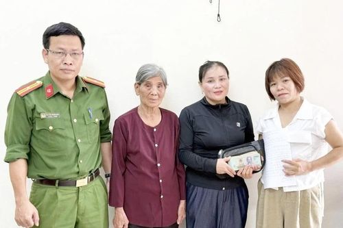 Nhặt được tiền, hai mẹ con đến công an trình báo