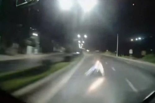 Người đàn ông đi xe máy ngược chiều trên quốc lộ bị xe khách tông tử vong