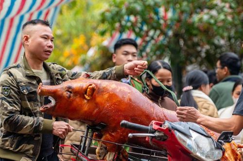 Đặc sản lợn quay mác mật nức tiếng