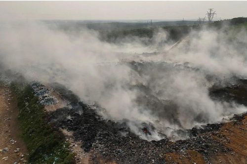Bãi rác cháy âm ỉ nhiều ngày, khói độc 'tấn công' khu dân cư ở Quảng Trị