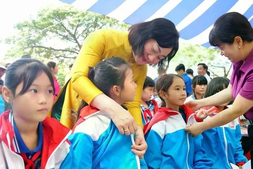 'Áo ấm đến trường' tiếp sức học sinh nghèo hiếu học