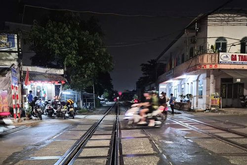 Cố vượt rào chắn, người phụ nữ còn quay lại hành hung nhân viên đường sắt