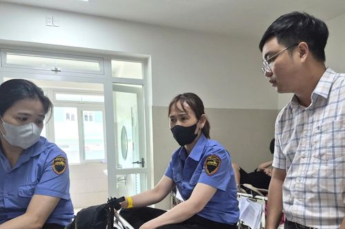 Hai nhân viên đường sắt kể phút bị người phụ nữ vượt rào chắn hành hung, phải nhập viện