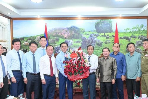 Chủ tịch UBND tỉnh chúc Tết cổ truyền lãnh đạo và Nhân dân tỉnh Xiêng Khoảng