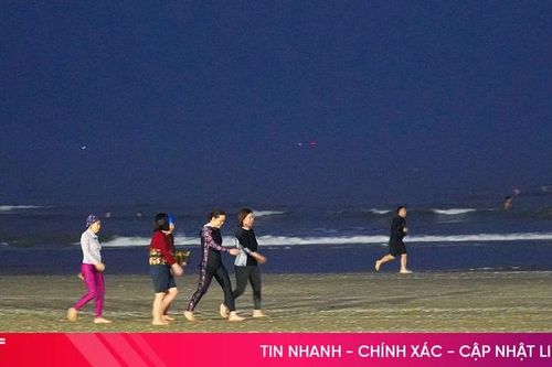 Nhóm 'Chiến binh mùa đông' thắp sáng biển Thạch Hải