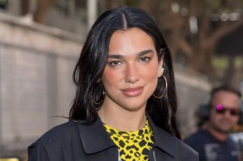 Dua Lipa 'gây sốt' với chân váy bất đối xứng họa tiết da báo