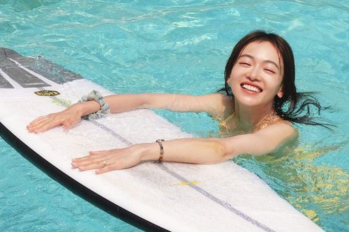 Ngô Cẩn Ngôn gây bất ngờ với visual trong trẻo, khác hẳn trên phim