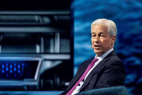 CEO JPMorgan Chase cảnh báo về lạm phát và lãi suất cao hơn