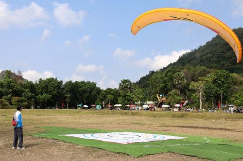 Dù lượn Tri Tôn thu hút du khách