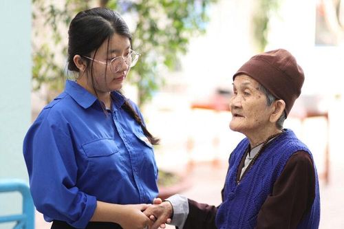 Mang 'nắng ấm' đến viện dưỡng lão