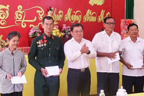 Đồng chí Lê Thanh Việt chúc mừng Tết Chôl Chnăm Thmây tại các chùa Khmer