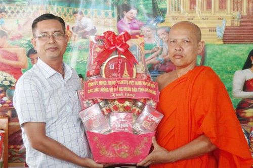 Thăm, chúc mừng Tết Chôl Chnăm Thmây tại 2 xã Bình An và Châu Thành