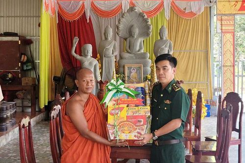 Các đơn vị lực lượng vũ trang chúc Tết Chôl Chnăm Thmây tại xã Ba Chúc