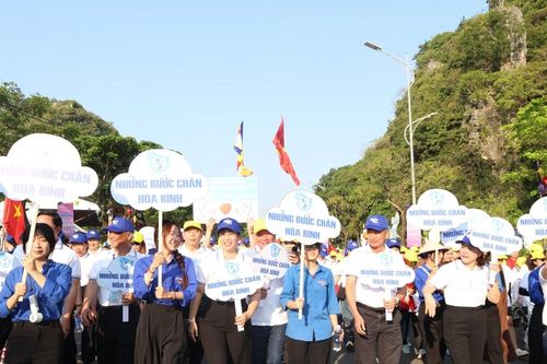 600 người tham gia đi bộ vì hòa bình, lan tỏa thông điệp đoàn kết và yêu thương