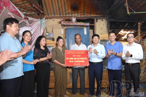 Hỗ trợ 2 gia đình khó khăn xã Tuần Giáo làm nhà đại đoàn kết