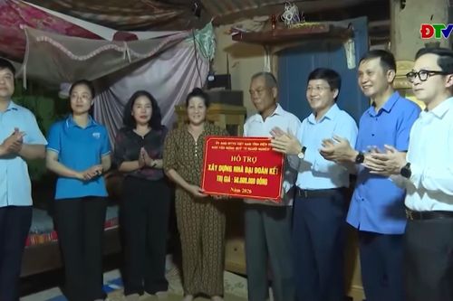 Trao kinh phí hỗ trợ xây dựng nhà đại đoàn kết cho 2 gia đình có hoàn cảnh khó khăn