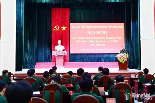 Rút kinh nghiệm nhiệm vụ huấn luyện, xây dựng chính quy, quản lý kỷ luật và đối thoại dân chủ