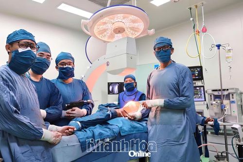 Bệnh viện Đa khoa Ninh Thuận: Điều trị thành công một trường hợp khớp giả xương đùi gây biến dạng chân