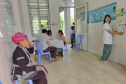 Gần 200 người dân được khám sàng lọc các bệnh về mắt