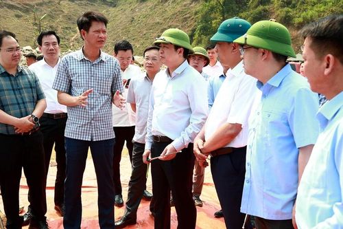 Thường trực Tỉnh ủy kiểm tra tiến độ một số công trình trọng điểm, trường học trên địa bàn xã Mù Cang Chải