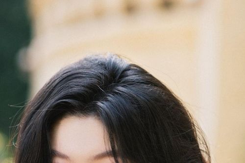 Lọ Lem nhà MC Quyền Linh: Nhan sắc tuổi 20 và hành trình thiện nguyện đầy cảm hứng