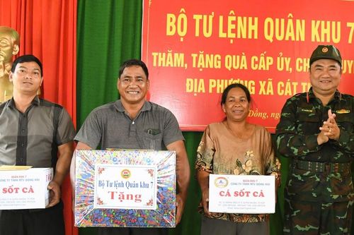 Bộ Tư lệnh Quân khu 7 tặng quà tại xã Cát Tiên 2