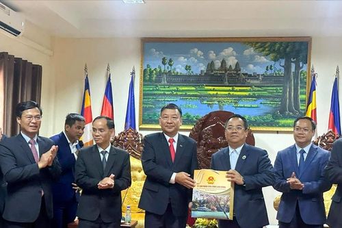 Phó Bí thư Tỉnh ủy Lâm Đồng Bùi Thắng chúc Tết Chol Chnam Thmay tại tỉnh Mondulkiri