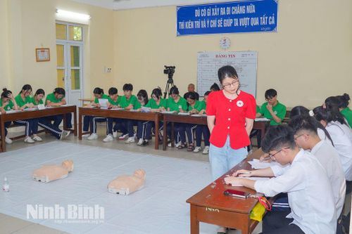 Hội Chữ thập đỏ tỉnh tập huấn sơ cấp cứu ban đầu cho học sinh Trường THPT B Nguyễn Khuyến