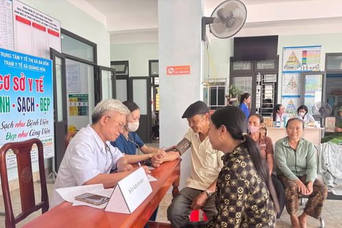 Khám bệnh, tư vấn sức khỏe và cấp phát thuốc miễn phí cho người dân