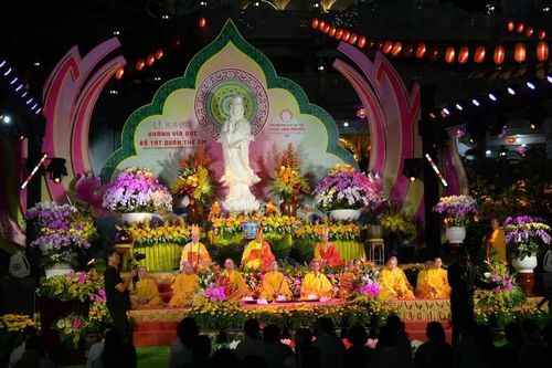 Vĩnh Long: Hàng ngàn Phật tử tham dự lễ hoa đăng nhân vía Bồ-tát Quán Thế Âm tại chùa Vạn Phước