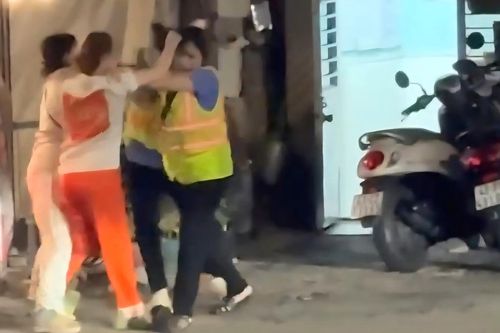 Người phụ nữ bất chấp đèn đỏ, vượt qua đường ray hành hung nhân viên gác chắn