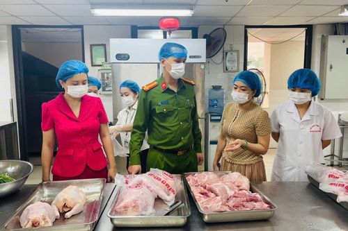 Siết bữa ăn học đường sau loạt vụ thực phẩm bẩn