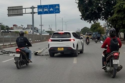 Ô tô và xe máy không xi nhan, chuyển làn ẩu dẫn tới tai nạn