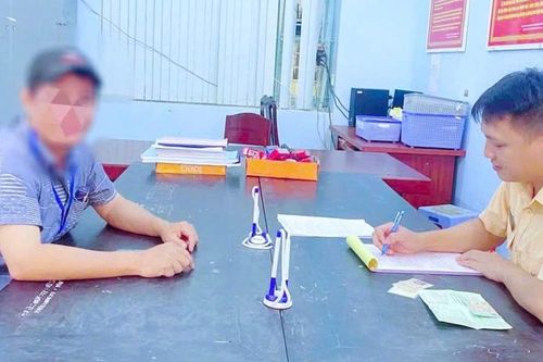 Bị phản ánh trên VNeTraffic vì dừng đỗ xe giữa đường, tài xế bị xử phạt