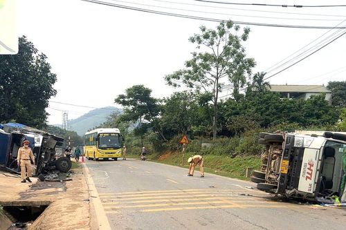 Hai xe tải đấu đầu trên QL6 đoạn qua Phú Thọ, một người bị thương