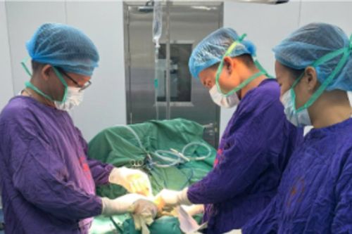 Nam thanh niên 19 tuổi gãy xương phức tạp khi chơi trò vật tay