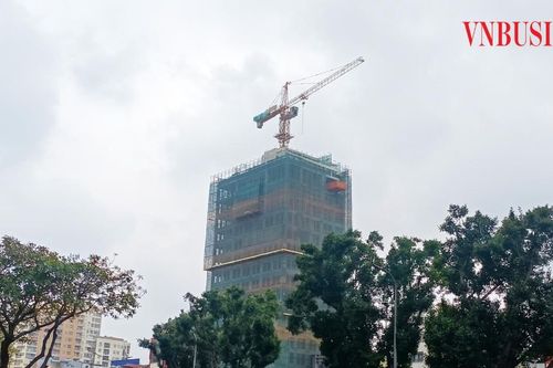 Đại gia ngành xây dựng giữa 'ngã ba đường'