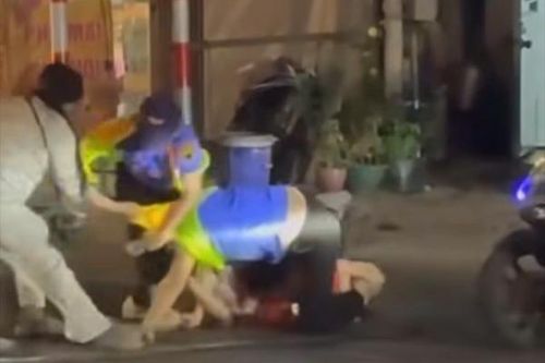 Vượt đèn đỏ, áp sát đường ray, còn hành hung nhân viên gác chắn