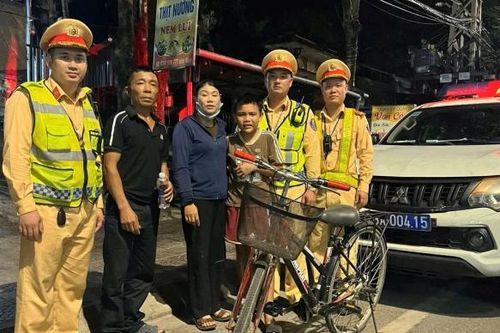 Cảnh sát giao thông hỗ trợ bé trai đi lạc hơn 150 km về nhà an toàn
