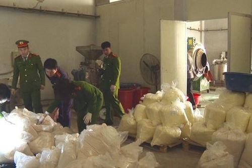 Quyết liệt ngăn chặn thực phẩm bẩn và hàng giả