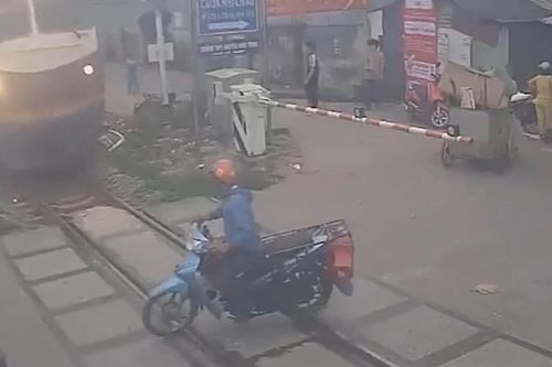 Nguy hiểm khi vượt barie đường sắt