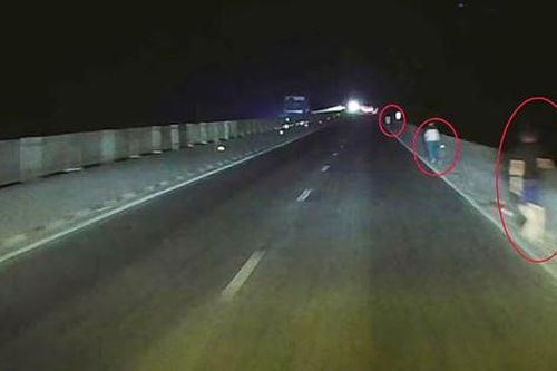 Cảnh báo nguy hiểm việc người dân thản nhiên đi bộ ban đêm trên cao tốc Bắc - Nam