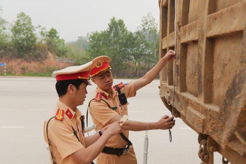 Ra quân xử lý vi phạm trong vận chuyển vật liệu, bảo đảm trật tự an toàn giao thông