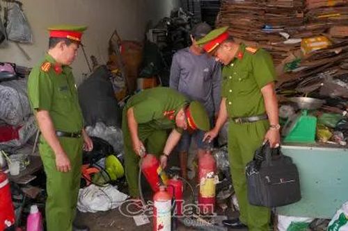 Tiềm ẩn nguy cơ cháy nổ tại các cơ sở thu mua phế liệu