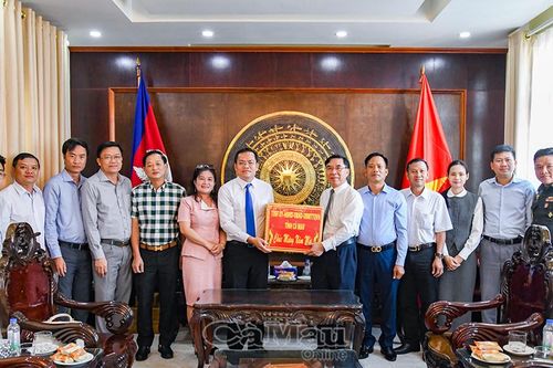 Đoàn công tác tỉnh Cà Mau thăm Tổng Lãnh sự quán Việt Nam tại Sihanoukville (Vương quốc Campuchia)