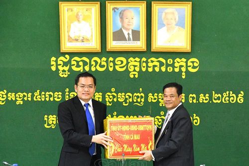 Đoàn cán bộ tỉnh Cà Mau thăm, chúc Tết Chôl Chnăm Thmây tại Koh Kong (Campuchia)
