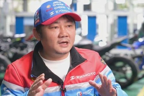 Bỏ học từ năm 14 tuổi, từng là thợ sửa xe vùng quê, người đàn ông này giờ sở hữu hãng môtô vô địch thế giới khiến nhiều người phải nể phục