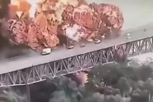 'Quả cầu' lửa bao trùm cây cầu huyết mạch ở Panama sau vụ nổ kinh hoàng
