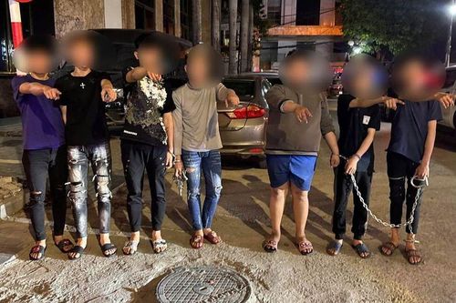 Bắt nhóm thiếu niên đánh nhầm người rồi 'tiện tay' cướp tài sản