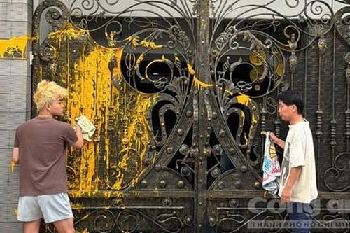 Công an phường Nhiêu Lộc truy xét nhanh, bắt nhóm đối tượng tạt sơn, chất bẩn vào nhà dân